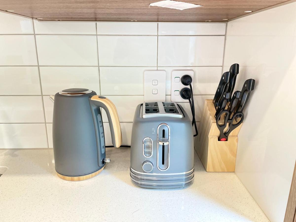 No Party Allowed, Entire Brand New 3 Bedroom Townhouse, Free Unlimited Fibre Wifi And Free Parking Wellington Eksteriør billede